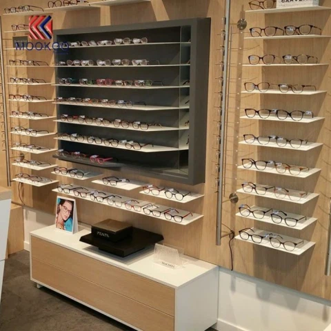 Izlog izloga namještaja za optičku trgovinu