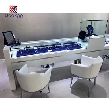 Nakit dizajnerskog ormara sa nakitom