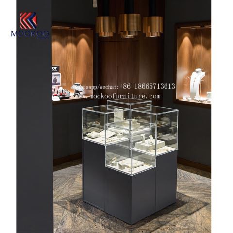 Ormar sa luksuznim staklom za nakit u prodavnici nakita